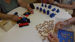 Trabajando con material Montessori